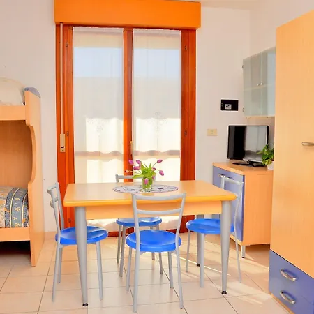 Enjoy Sun, Sand, And Shopping In Our Apartment *
