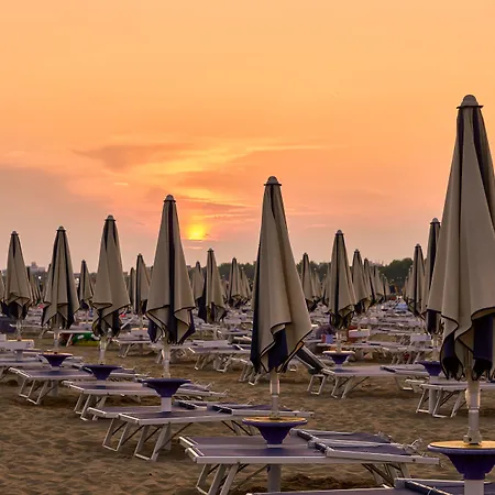 Enjoy Sun, Sand, And Shopping In Our Apartment *